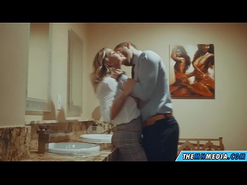 ❤️ Nigbati bilondi ti oyan ba tan ọ ni yara isinmi ti gbogbo eniyan ☑ Fidio furo ❌️